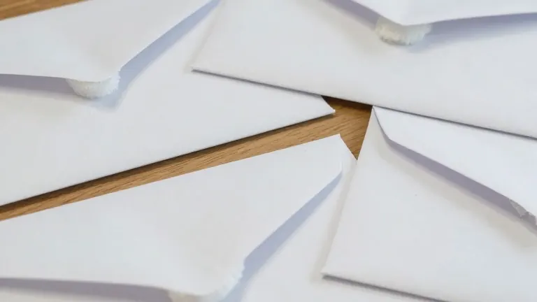 Illustration for: Man charged with mailing salt to four congressmen after online tip